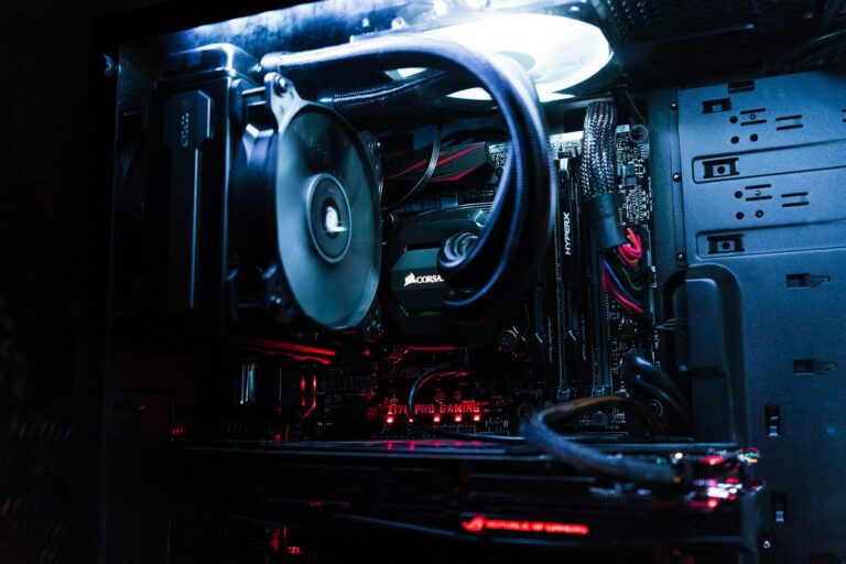 黒×レッドで揃えたシックなゲーミングPC